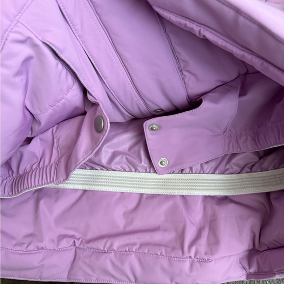 New snap ski jacket.Optional hood, tailored waistline, snaps at front placket. - Picture 6 of 7